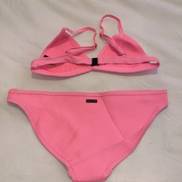 Triangl neoprene hot pink bikini - Picture 4 of 7